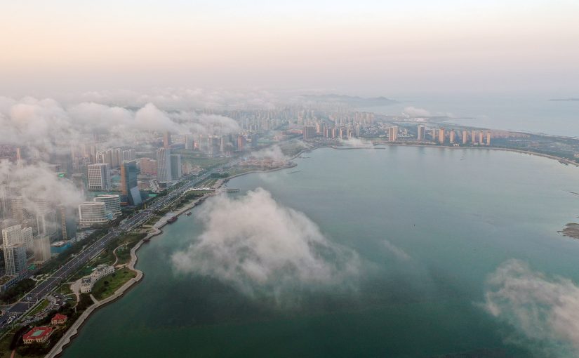 西海岸新区附近海面掀起平流雾